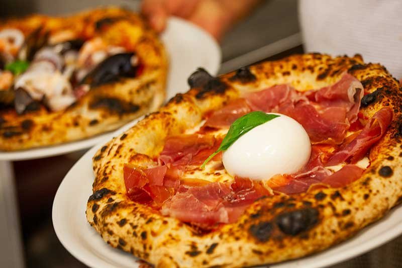 Pizza artigianale con burrata e prosciutto